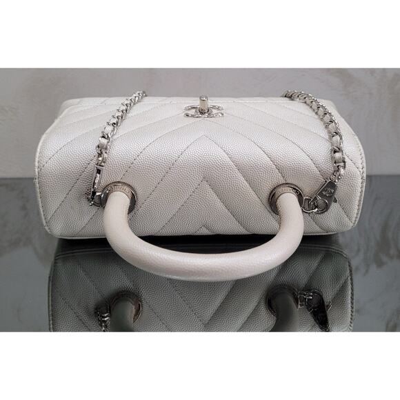 Chanel Small 24cm Coco Handle in Chevron Quilted Pearly White Caviar Bag - Picture 4 of 11